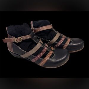 (8 Fit) Size 39 L'Artiste by Spring Step Strappy Sandals for Women